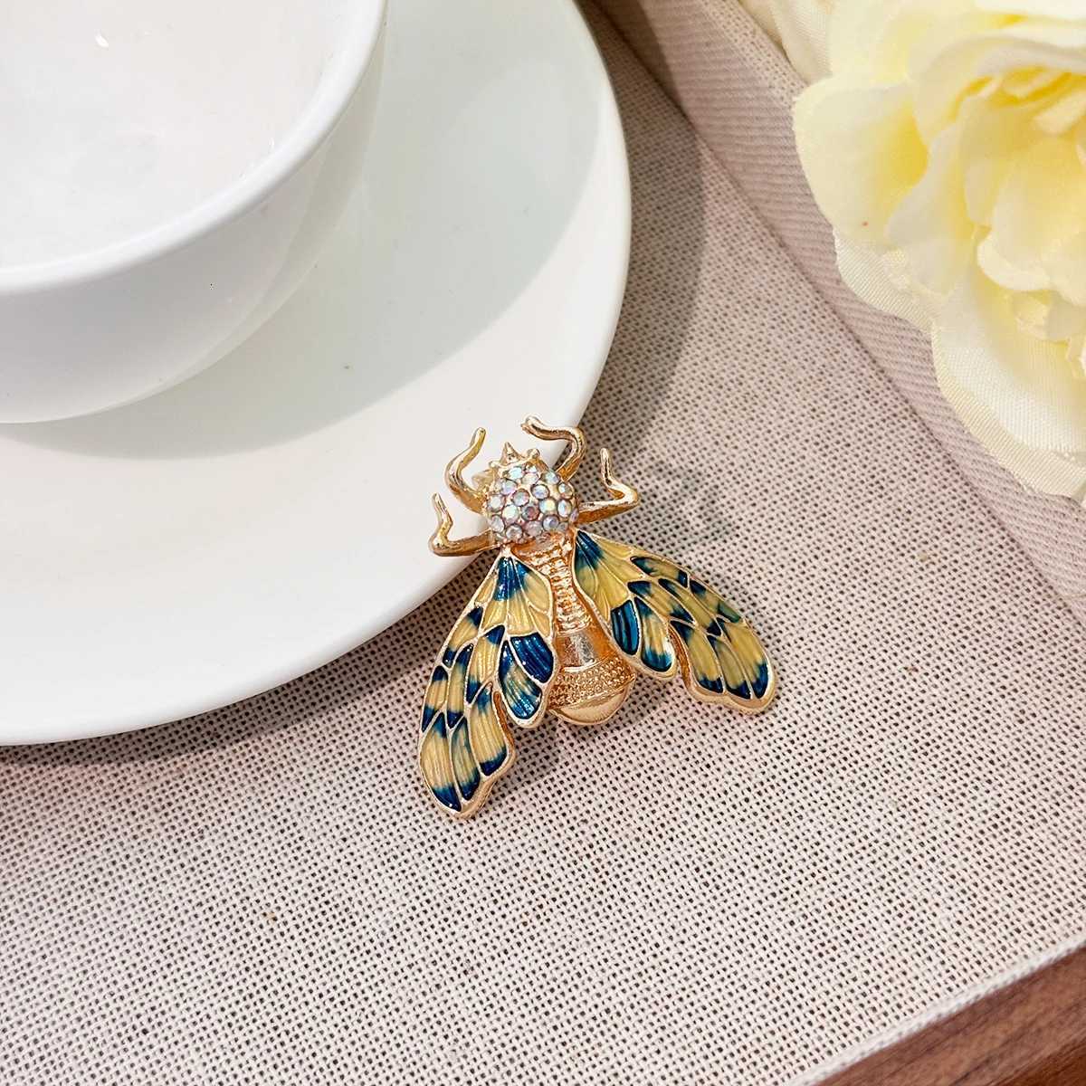 Famous Brand Design Insect Series Brooch Women Delicate Little Bee Brooches Crystal Rhinestone Pin Brooch Jewelry Gifts Y251029