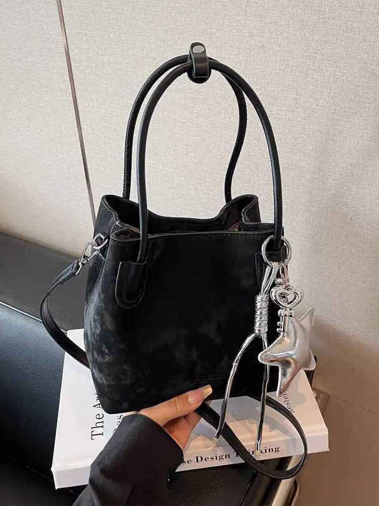 Designer bag French Bucket Handbag for Wen Autumn Winter New Suede Casual e Shoder Bags Chic Cmute Crossbody Bag with Pendant Y251029