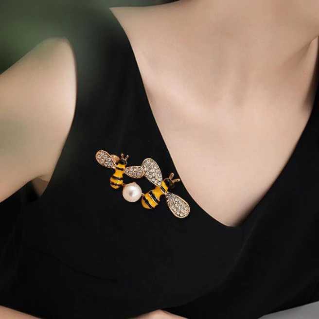 Zircon diamond studded pearl brooch cartoon cute bee brooch alloy drip oil womens pin accessories wholesale Y251029