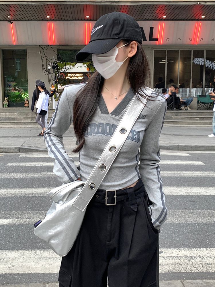 American designer retro long sleeved t-shirt for women in spring and autumn, new tight fitting short style, black spicy girl top