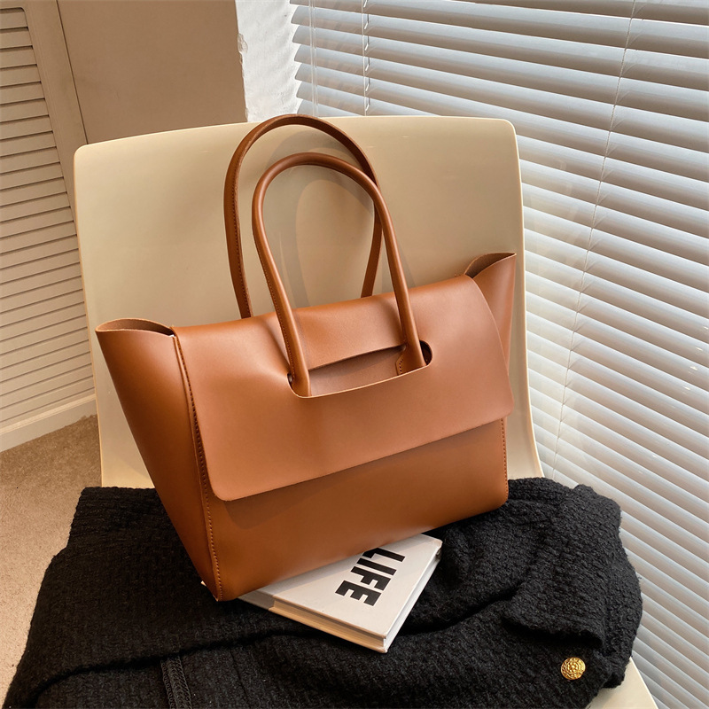 New Women's Trendy Korean Edition Large Capacity Handbag Fashionable Retro Commuter Popular Handbag Versatile Luxury Designer Bag