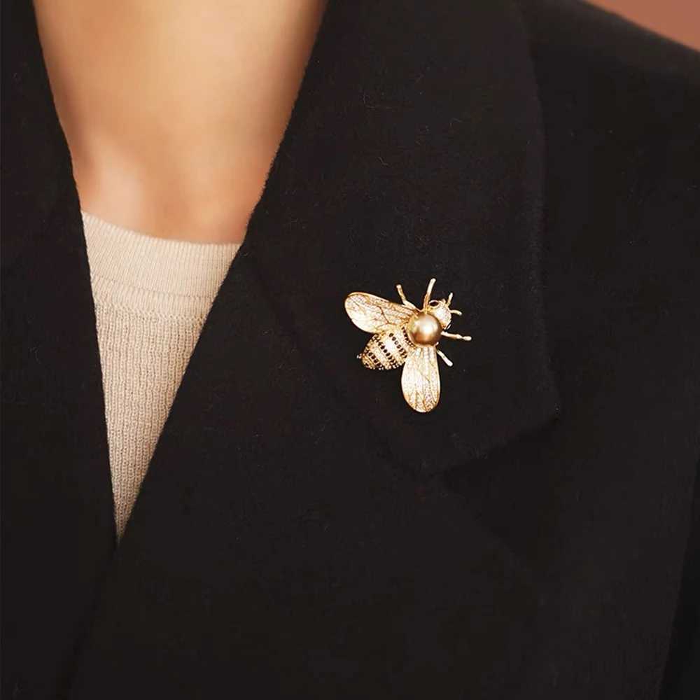 Brand Design Insect Series Brooch Women Men Delicate Little Bee Brooches Crystal Rhinestone Pin Brooch Jewelry Gifts For Girl Y251029