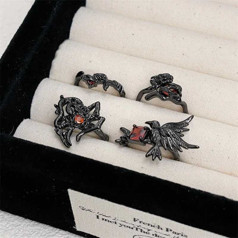 2025 TrenDY Game And Deepspace Sylus Cosplay Black Crow Rings Jewelry Punk Charm Hip Hop AccESSories Halloween PropW251030