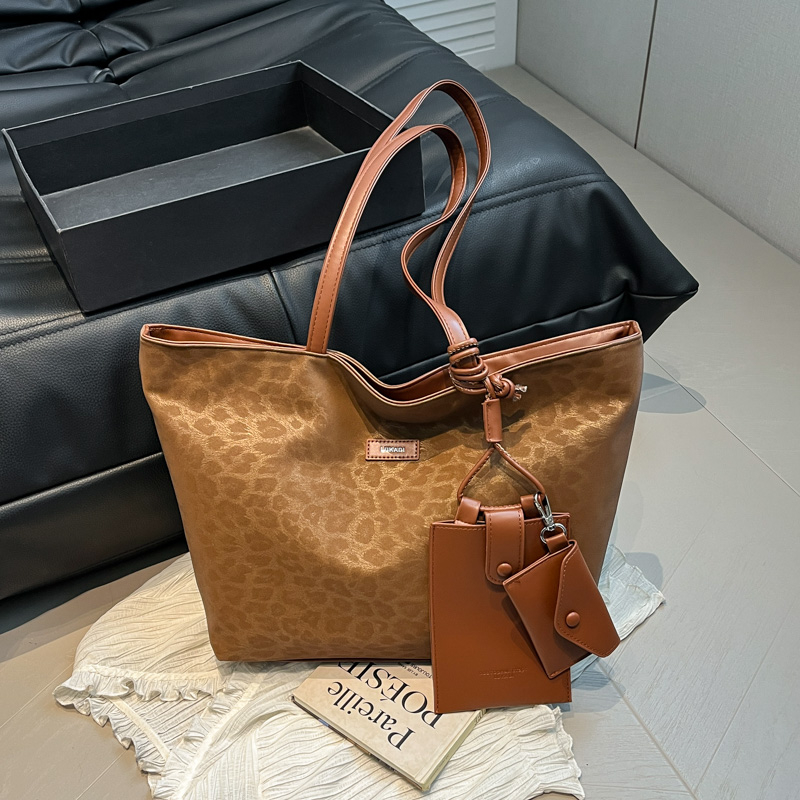 Summer women's fashionable large capacity synthetic leather handbag, casual simple classic work shoulder bag, popular college student crossbody b