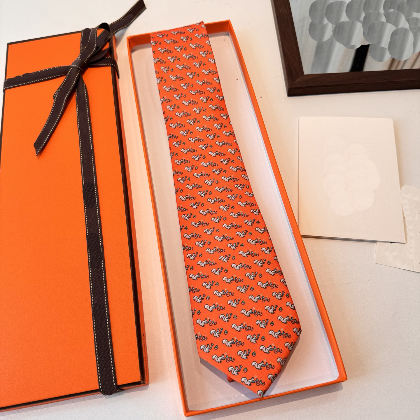 Nuove Cravatte Di Seta Di Lusso Fatte A Mano Da Designer Rinomati. Elegante Scelta Di Modelli Classici Ideali Sia Per Ambienti D'ufficio Che Per Occ-image