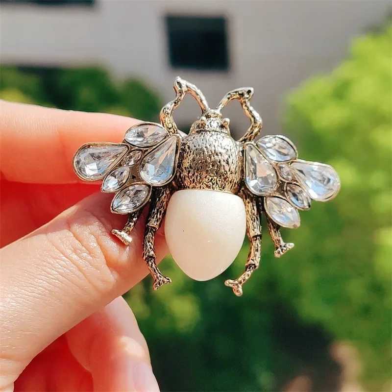 Vintage Classic Women Bee Crystal Pin Badges Fashion Exquisite Elegant Insect Brooch Y251029