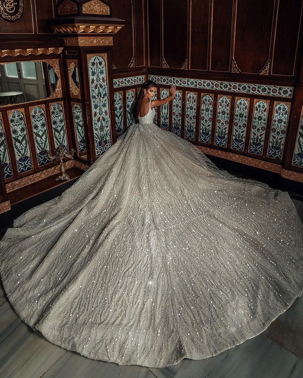 Luxury Crystal Ball Gown Wedding Dress Customized Sparkly Sequins Beads Bridal Dresses Backless Wedding Gowns