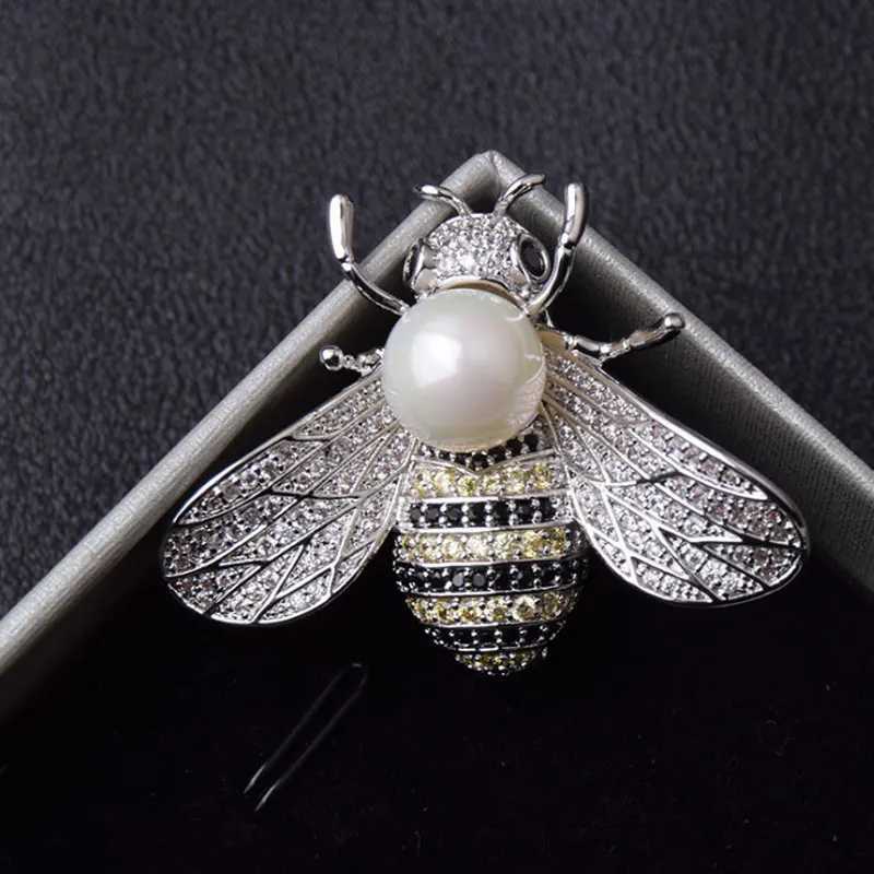 Famous Brand Design Insect Series Brooch Women Delicate Little Bee Brooches Crystal Rhinestone Pin Brooch Jewelry Gifts For Girl Y251029