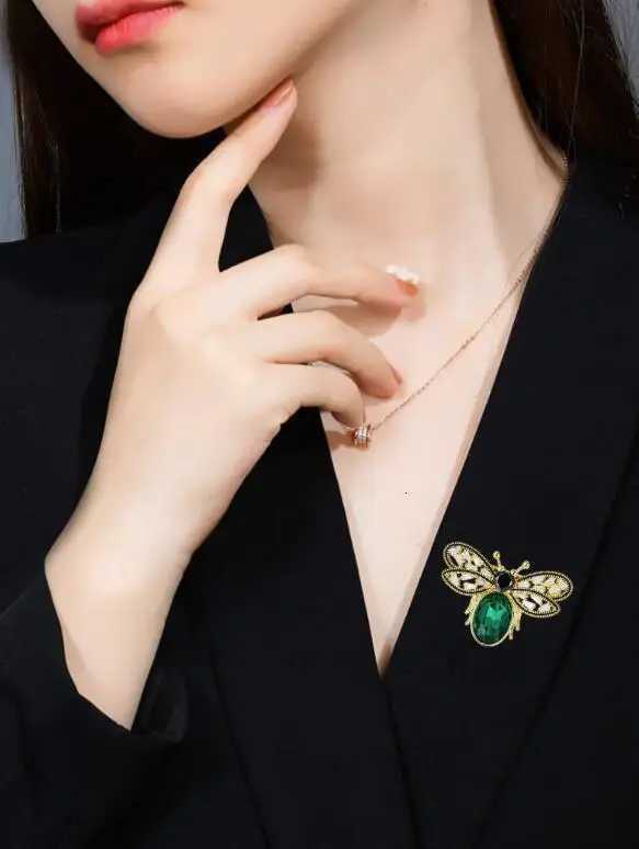 New Shiny Green Crystal Brooches For Women Luxury Insect Rhinestone Brooch Pins Jewelry Dress Suit Accessories Wedding Gifts Y251029