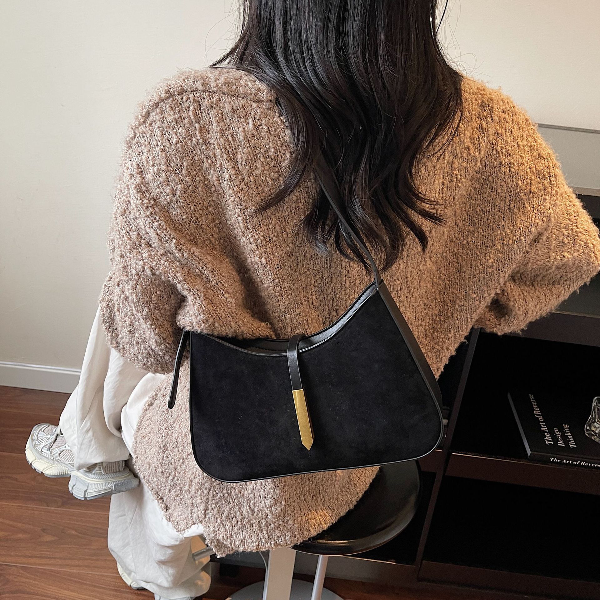 New retro women's velvet bread simple casual commuting shoulder bag texture trendy armpit bag versatile luxury designer bag