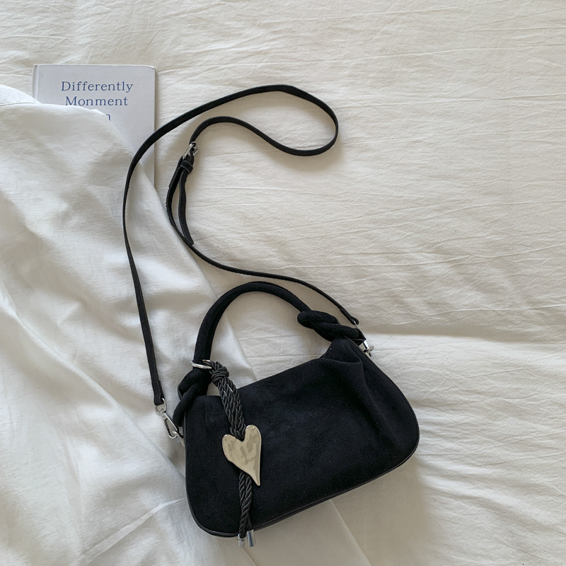 New Fashion Retro Matte Handbag Flip Fur Fashion Design Cloud Bag Korean Fold Single Shoulder Commuter Crossbody Bag Designer Bag