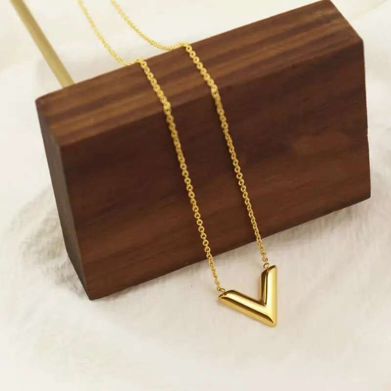 Fashion New Simple Gold Ins Niche Light V Letter Necklace for Women Summer Clavicle Chain Internet Celebrity Non-Fading