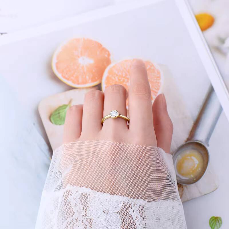 Classic Shinny 925 Sterling Sliver 05ct 5mm D Color VVS Round Cut Moissanite Engagement Ring for Women