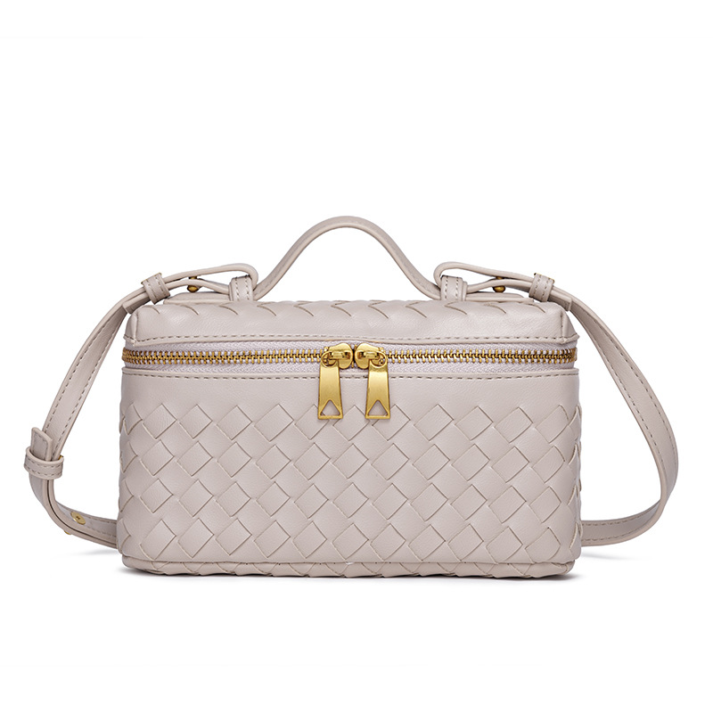 Luxury Bag Elegant designer crossbody shoulder bag made of durable handwoven material paired with stylish metal decorations and featuring exquisite zi