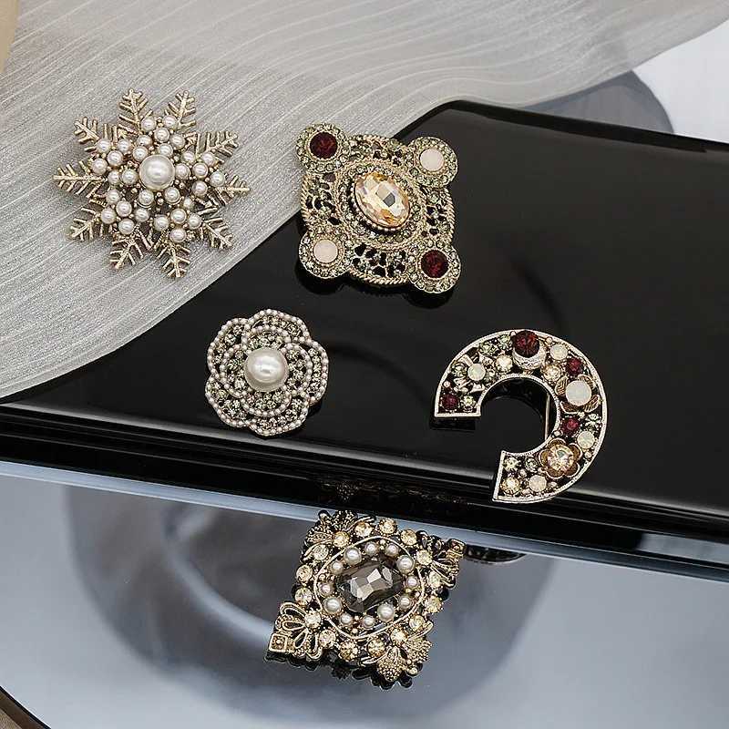 British Vintage Baroque Brand Design Brooch Pins Rhinestone Pearl Flower Brooch Coat Cuff Accessories for Women Y251029