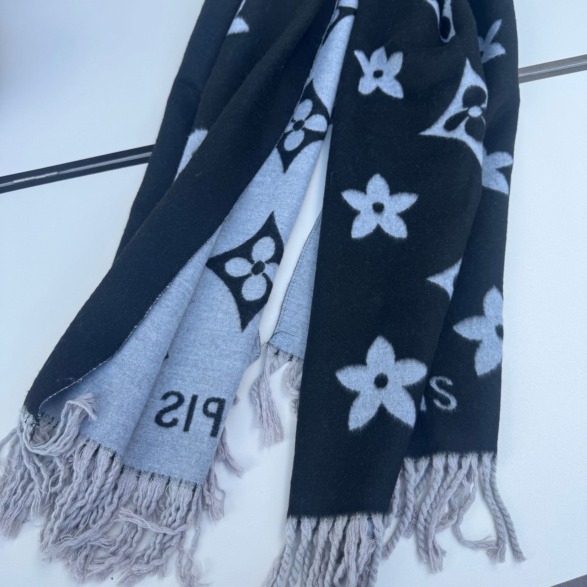 Designer free shipping scarves 2025 High-Quality medium to long thick scarf fashionable and warm imitation cashmere scarf Experience white black