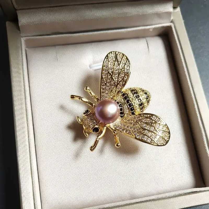 Funny little bee Brooch female pearl Rhinestone cardigan suit Brooches Pin neckpin accessories gift Y251029