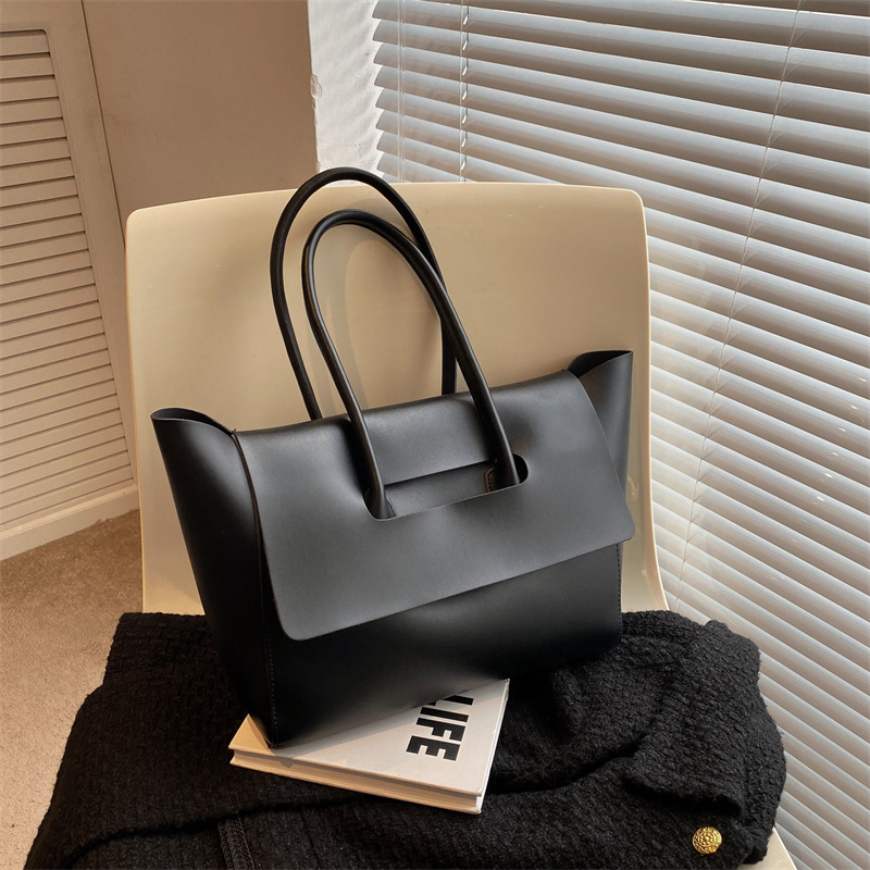 New Women's Trendy Korean Edition Large Capacity Handbag Fashionable Retro Commuter Popular Handbag Versatile Luxury Designer Bag