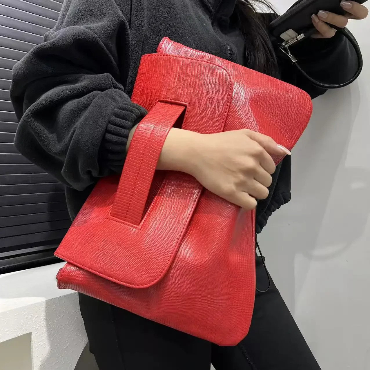 Ladies fashionable retro snake patterned handbag with high capacity and detachable shoulder strap single shoulder bag 251030