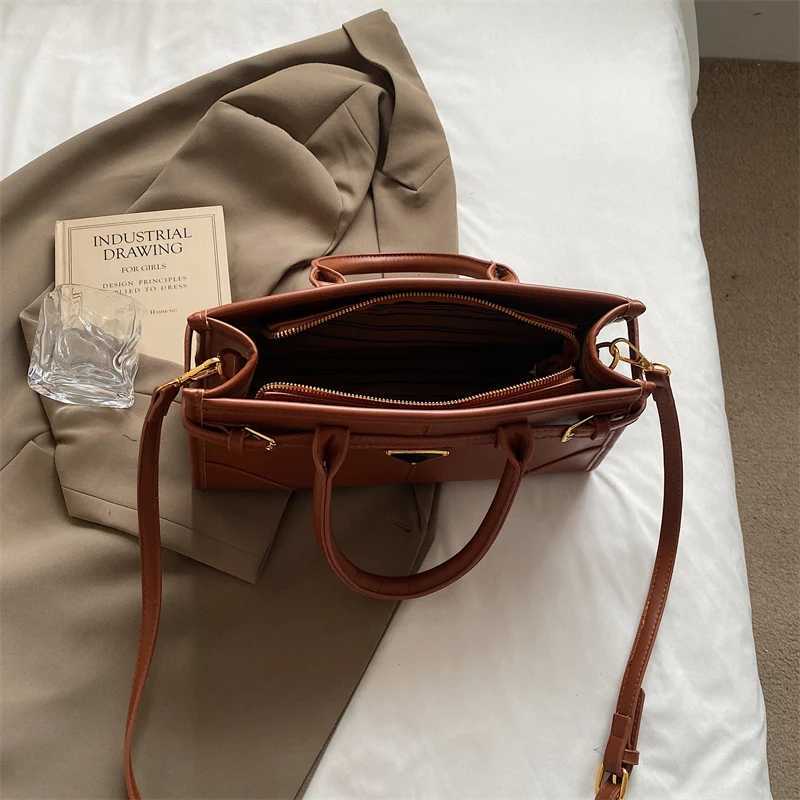 Modern Triangle Crossbody Bag PU Leather Quilted Purse Large Capacity Zipper Closure Adjustable Strap Wen Daily Cmute H251031