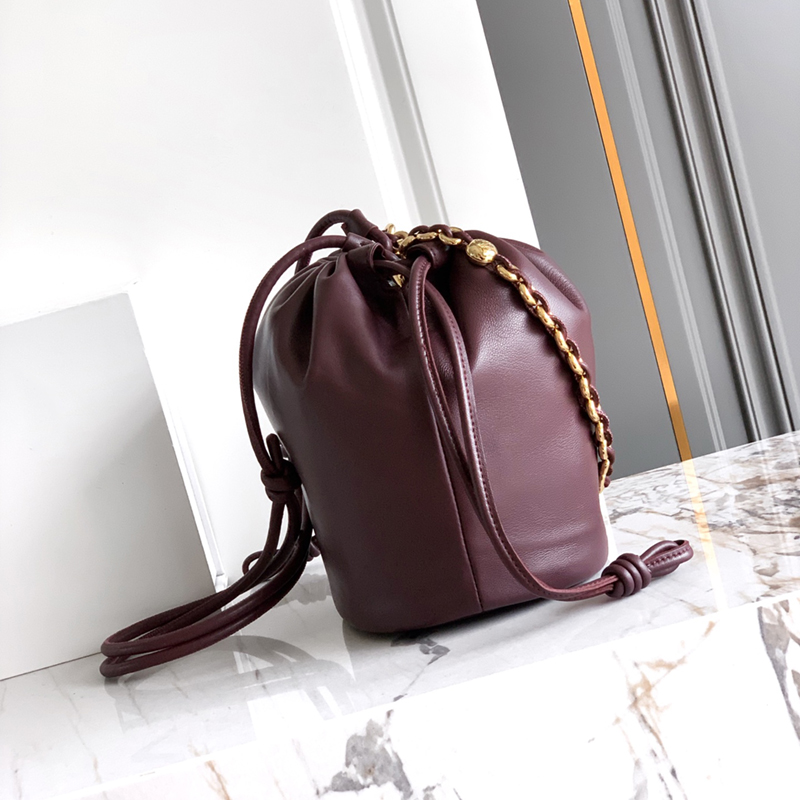 Luxury Bag designer Bag Chic Retro-Inspired Ladies' Backpack Premium Quality Leather Fabricated Bucket Tote Ideal for Work Timeless Sophisticatio