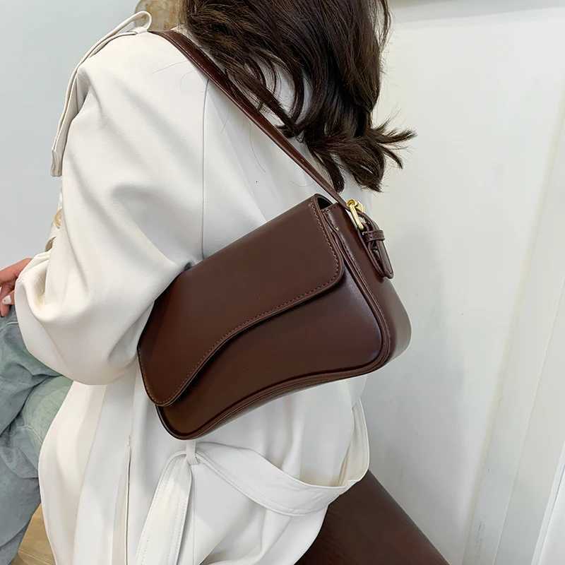 Flip Magnetic Buckle Shoulder Crossbody Bag for Work and Commuting Fashionable and Simple Armpit Small Square Bag Portable AccT251031