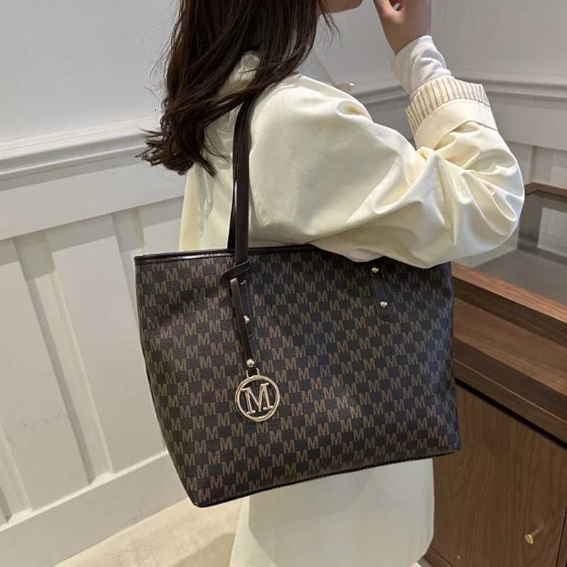 New Luxury Design Retro M Letter Shoulder Bag Underarm Bag Versatile Large Capacity Tote Bag Handbag Outdoor Commuter Bag Women W251031
