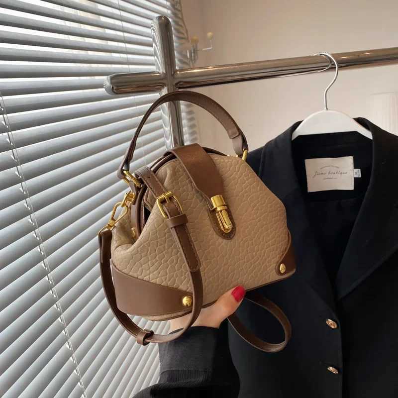 Designer 2025 New Wens Niche Leisure Bag Internet Celebrity Style Fi Versatile Simple Texture Portable ShoderMessenger Y251120