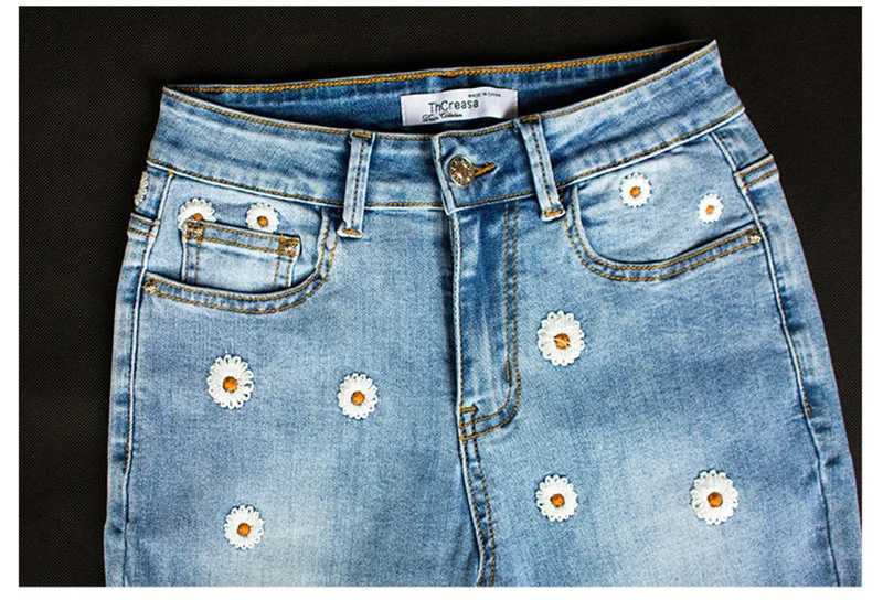 Women Daisy Embroidery Flare Jeans Push Up Denim Pants Ladies Vintage Mid Waist Street Casual Stretch Skinny Mom Jean Slim Femme J251031