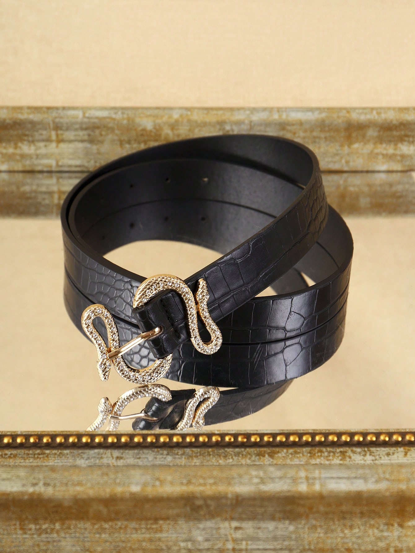 A black PU point-diamond crocodile-patterned waist belt is a trendy fashion accessory for casual and sporty wear. It is suitable for daily use.