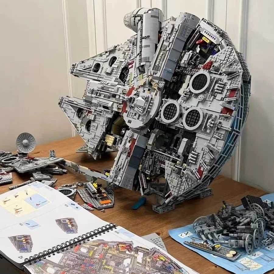 8445PCS With Stand Millennium Ship Falcon Kits desktop decoration Compatible With 75192 Star Bricks Christmas Birthday Gifts L2510303EDP