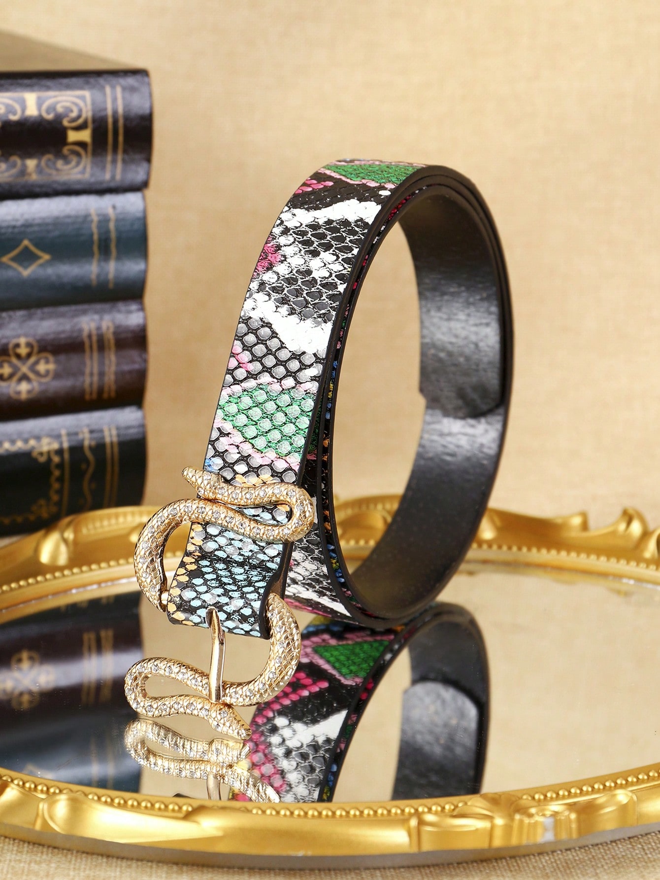 A black PU point-diamond crocodile-patterned waist belt is a trendy fashion accessory for casual and sporty wear. It is suitable for daily use.