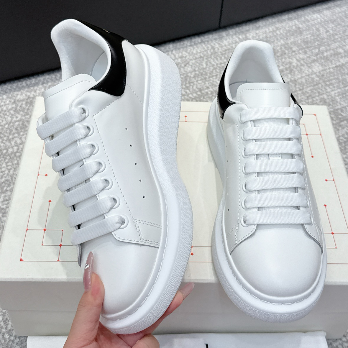 Designer Casual Shoes For Men Women Oversized Sneaker Calfskin Platform Sneakers White Black Velvet Leather Iridescent Fashion Outdoor Mens Trainers Size 35-45