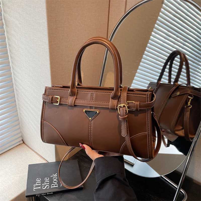 Modern Triangle Crossbody Bag PU Leather Quilted Purse Large Capacity Zipper Closure Adjustable Strap Wen Daily Cmute H251031