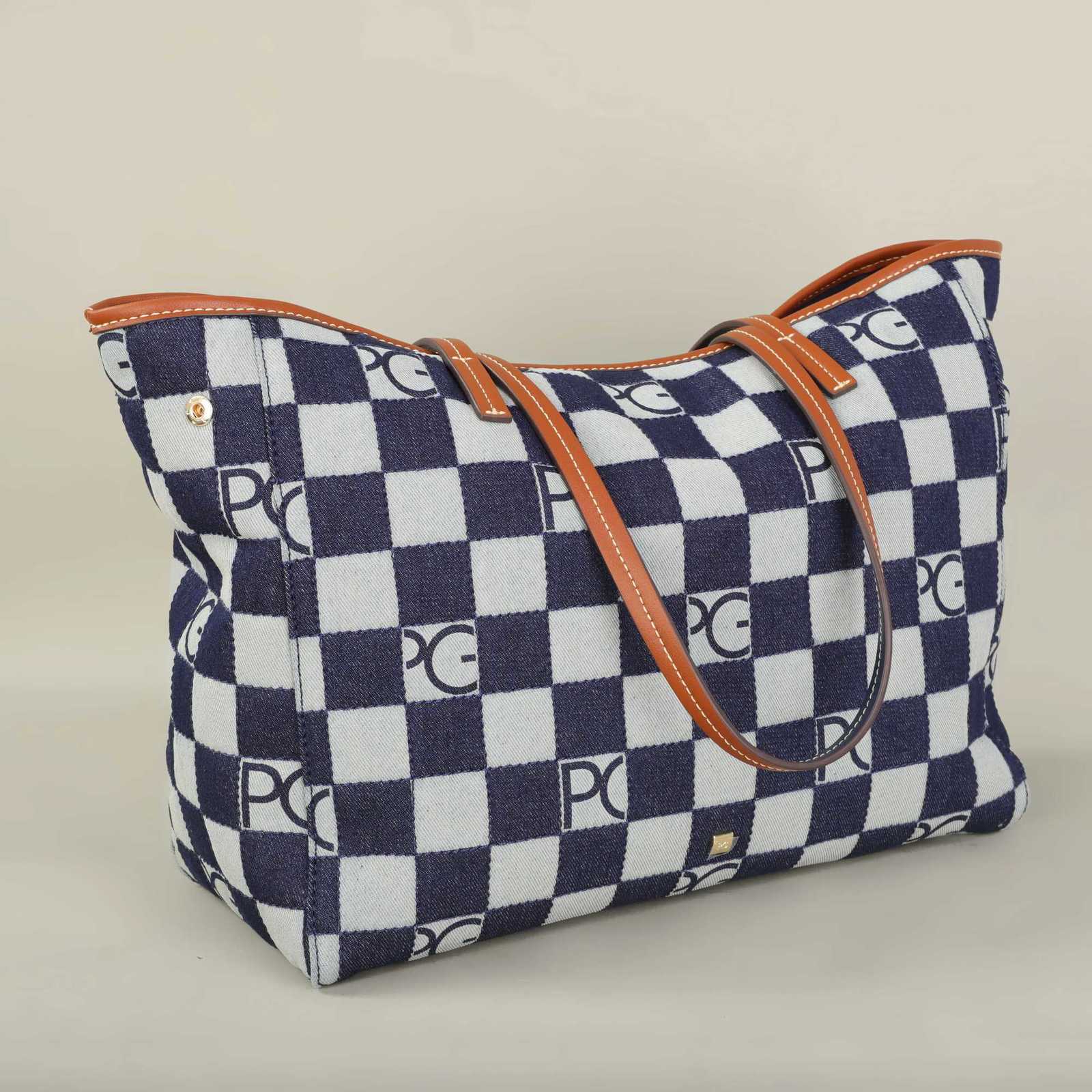 PG 2025 Luxury Brand Fashion Printed Womens Handbag Large Capacity Travel Commuting Multi functional Large Capacity Handbag W251031