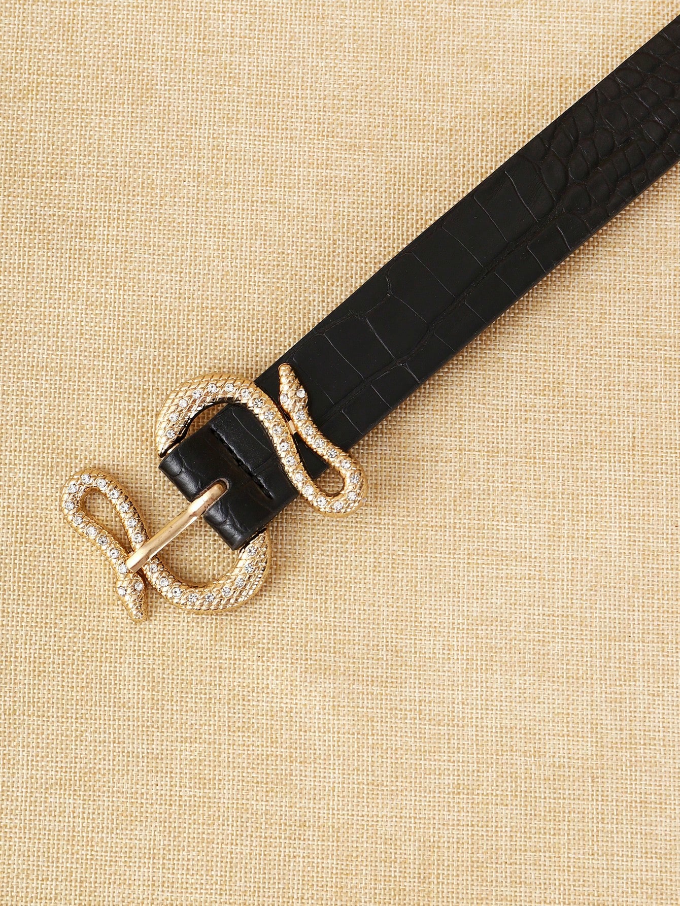 A black PU point-diamond crocodile-patterned waist belt is a trendy fashion accessory for casual and sporty wear. It is suitable for daily use.