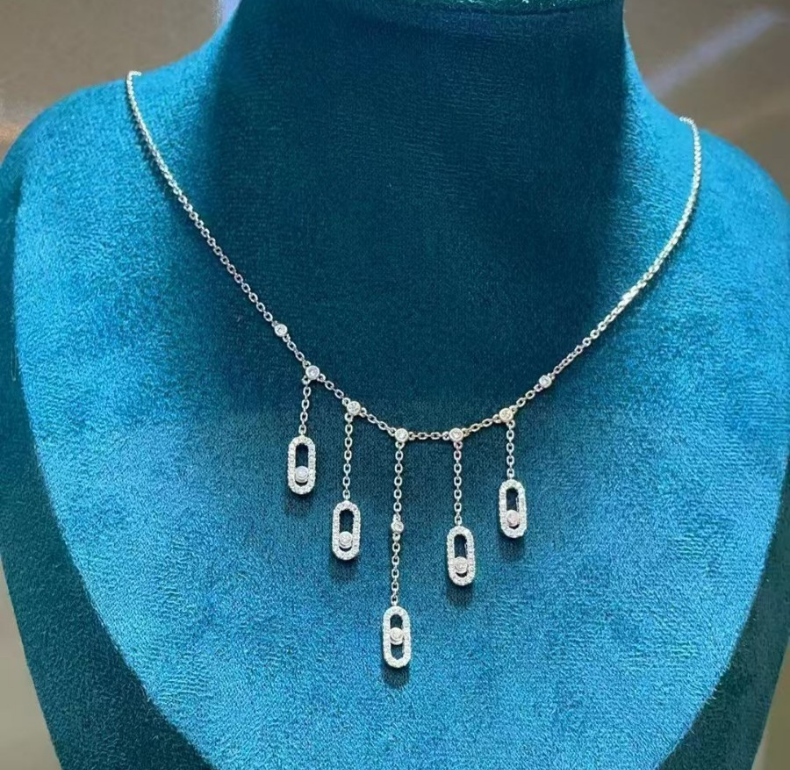 The new necklace is a five-diamond sliding necklace with elegant and casual feminine charm. It features tassels plated with 18K rose gold