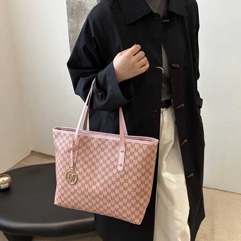 New Luxury Design Retro M Letter Shoulder Bag Underarm Bag Versatile Large Capacity Tote Bag Handbag Outdoor Commuter Bag Women W251031