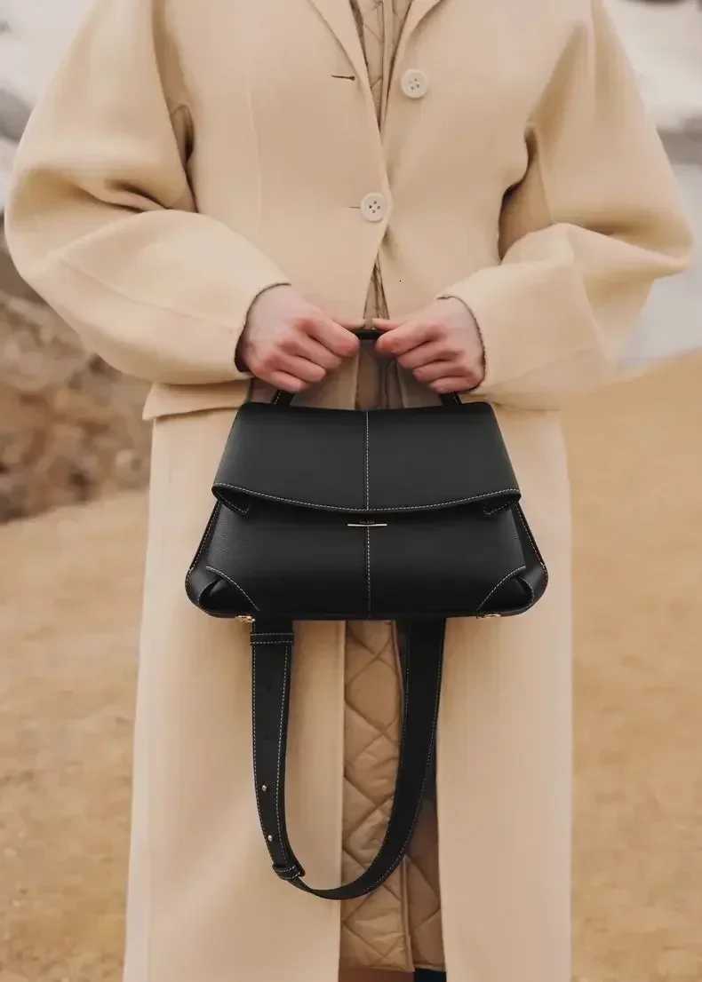 Designer handbag 2025 Hotselling model Popular fashion series 2024 new womens bag European and American fashion leather pleated womens handbag Y251031
