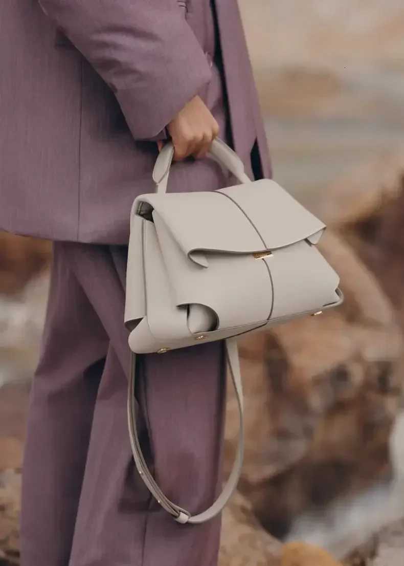 Designer handbag 2025 Hotselling model Popular fashion series 2024 new womens bag European and American fashion leather pleated womens handbag Y251031