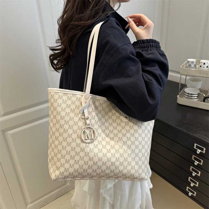 New Luxury Design Retro M Letter Shoulder Bag Underarm Bag Versatile Large Capacity Tote Bag Handbag Outdoor Commuter Bag Women W251031