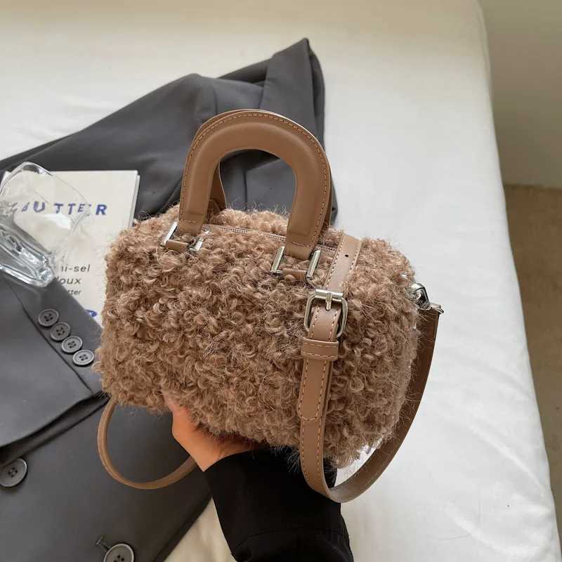Autumn Winter Womens Lamb Wool Handbag Chic Color Contrasting Versatile Plush One Shoulder Crossbody Bags Mini Party ClutchT251031