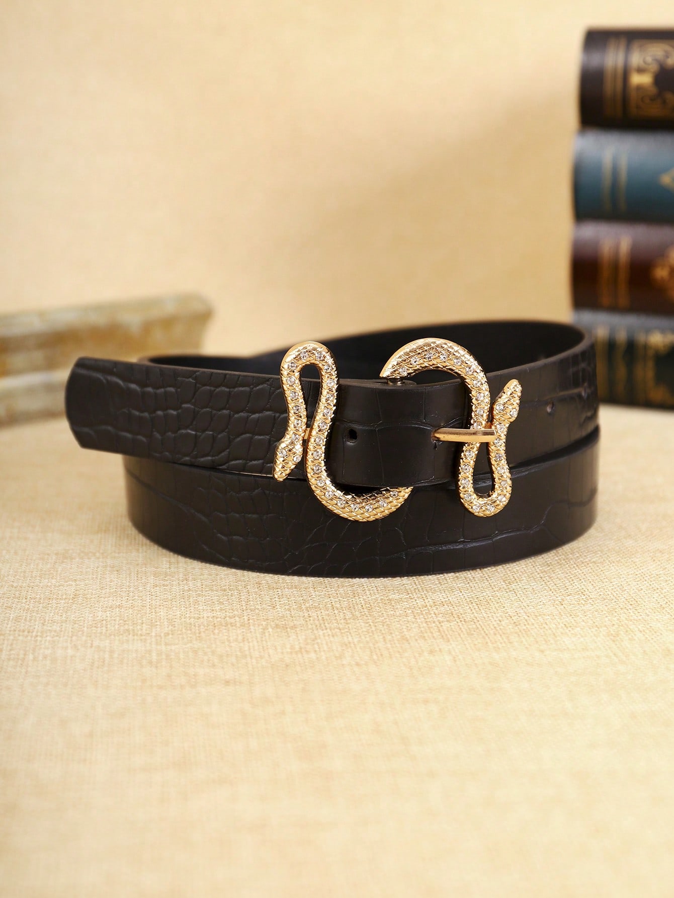 A black PU point-diamond crocodile-patterned waist belt is a trendy fashion accessory for casual and sporty wear. It is suitable for daily use.