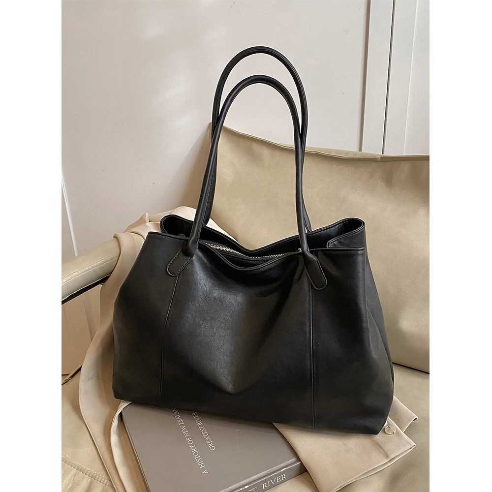Versatile Black Tote Bag for Women Solid Pu Leather Soft Leather Underarm Commute Bags Large Capacity Female Travel Packs Z251029