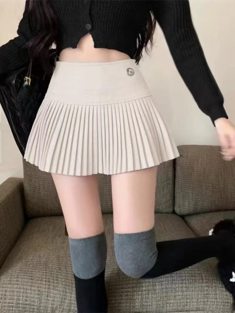 Women's Pleated Mini Skirt with Metal Decoration, High-Waisted Short Skirt, Slimming & Heightening, Fashionable A-Line Skirt for Women, Trendy Ca