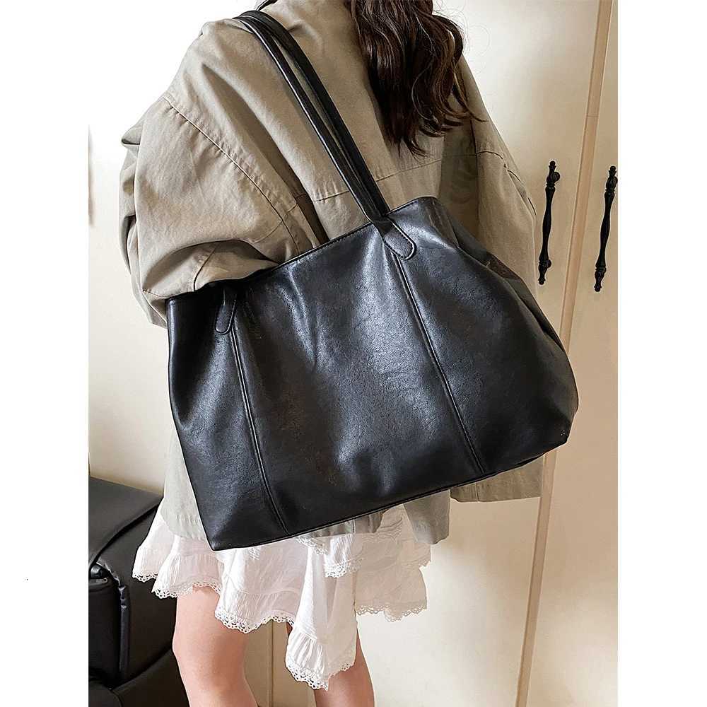 Versatile Black Tote Bag for Women Solid Pu Leather Soft Leather Underarm Commute Bags Large Capacity Female Travel Packs Z251029