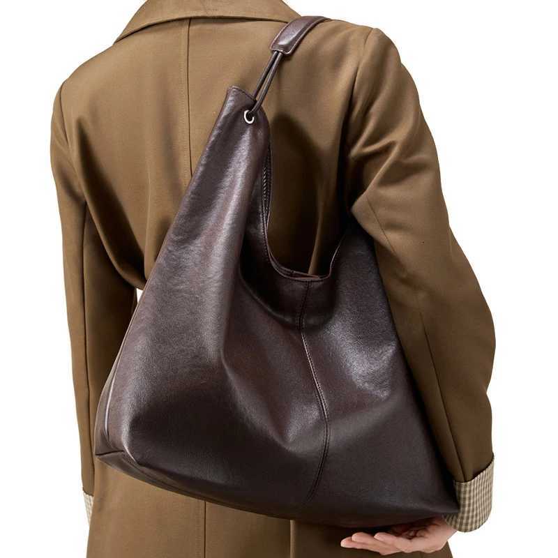 New Womens Large Capacity Genuine Leather Handbag Fashion Single Shoulder Underarm Bag for Ladies Commuting Stylish Girls Bag W251031