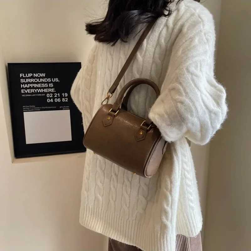 Designer Wen Vintage Bost Bag Casual Fi Crossbody Wens British Style TopHandle Simple Fem Shoder Bag for Girl1 Y251120