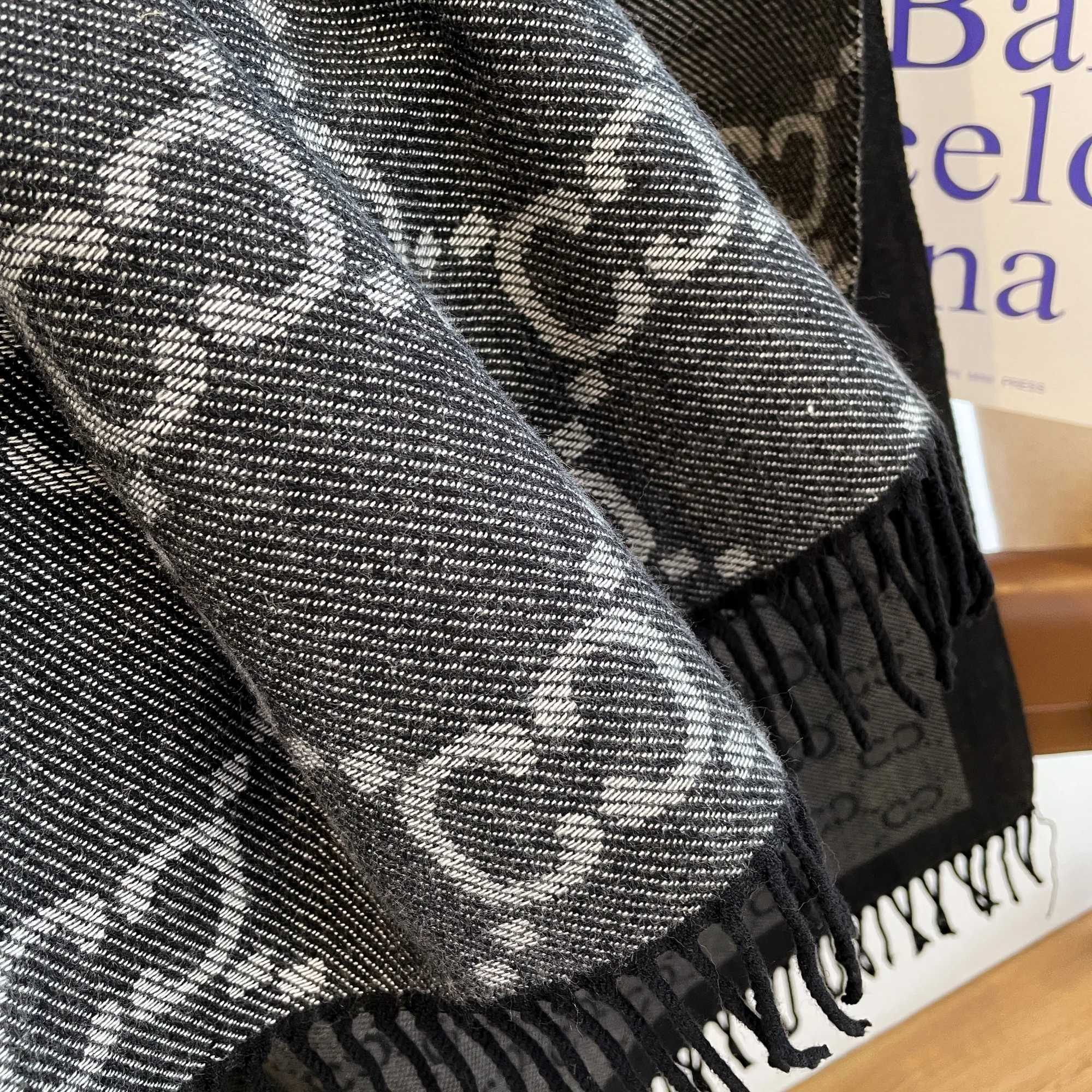 New Luxury Winter TwoSided Cashmere Long Fringe Scarves High Quality Women Thicken WrAP ShAWl Ladies Warm ScarfW251030m