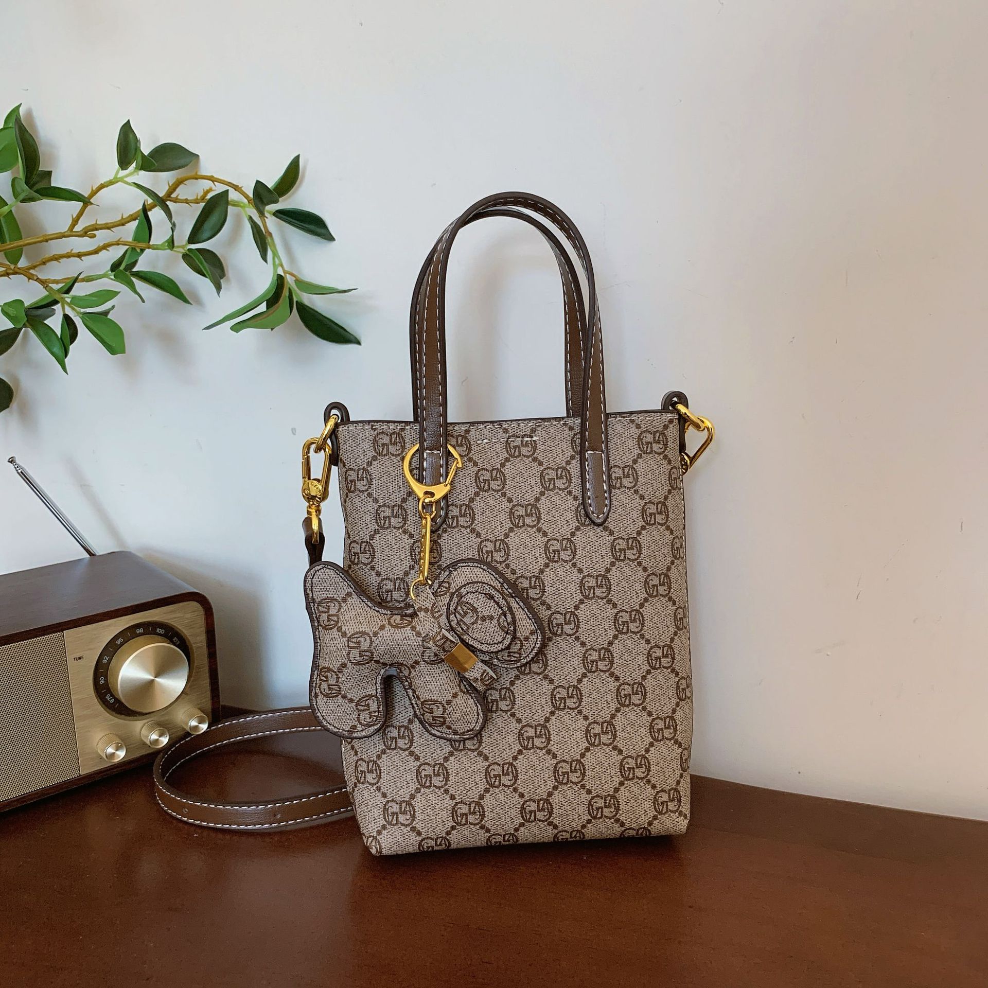 Luxury designer bag, designer crossbody bag, handbag, high quality, shoulder bag, hobo bag, purse, crossbody, designer, women's bag.